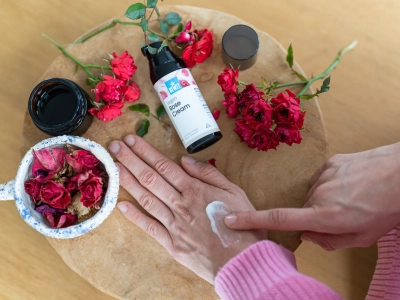 Jauninantis ir tonizuojantis rožių veido kremas – „Quattro Rose Cream“ - Holistinė kosmetika - 4