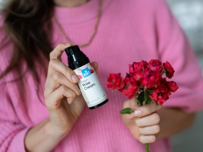 Jauninantis ir tonizuojantis rožių veido kremas – „Quattro Rose Cream“ - Holistinė kosmetika - 5