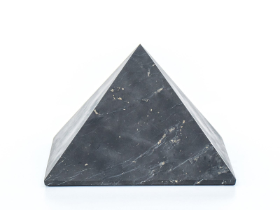 Piramida szungitowa, nieoszlifowana