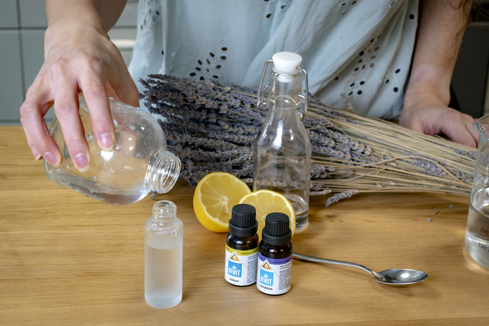 Wiosenne porządki | Spray czyszczący z olejkiem eterycznym z cytryny i lawendy