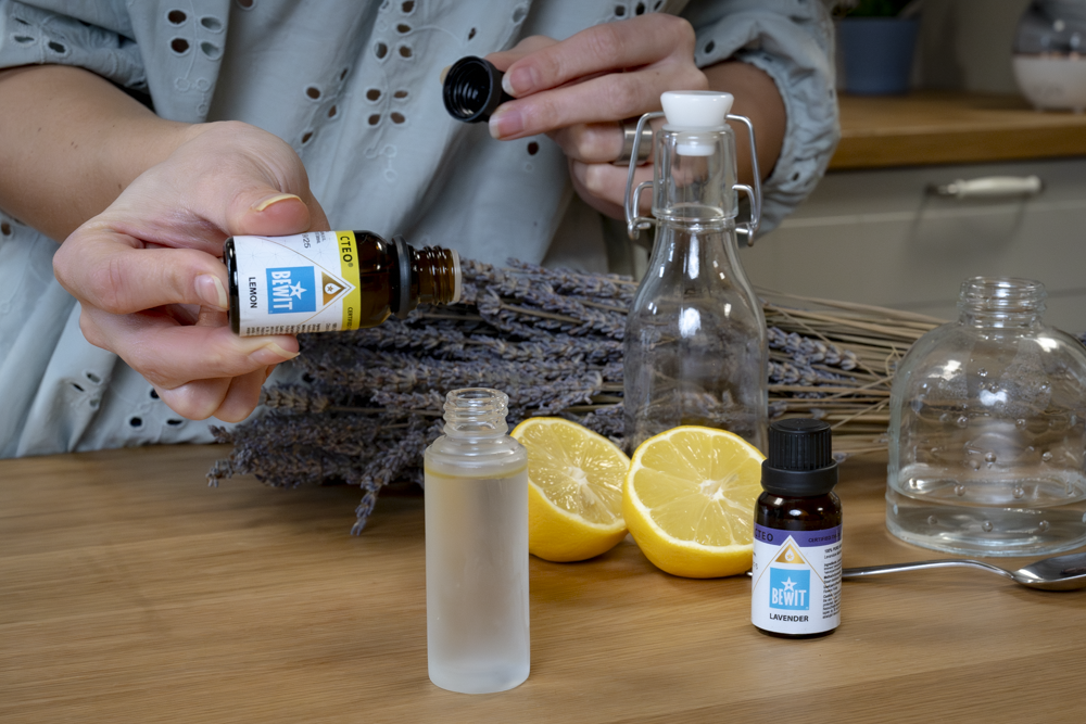 Netoxický jarní úklid domácnosti | Čistící sprej na povrchy s vůní citronu a levandule